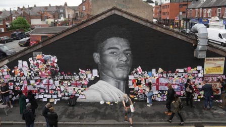 【走进曼联】有爱！红魔球迷在拉什福德之墙送祝福 为他加油