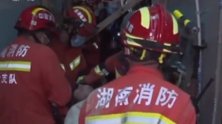 @所有人 长沙自建房倒塌事故现场，第6名被困人员救出时唱歌鼓舞救援