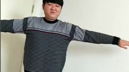 小男生在家做运动