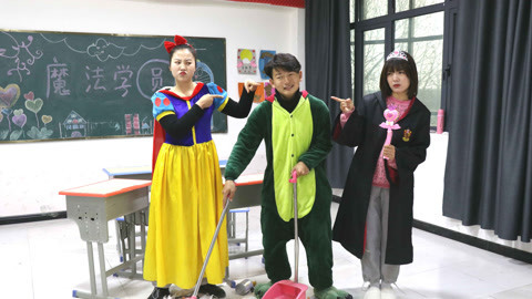 班级大扫除，男同学不仅不帮忙还乱丢垃圾，小美会如何惩罚他