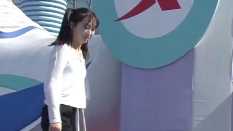 女生轻松登顶迎开门红 医护人员闯关遗憾落水