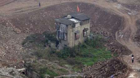 兵家小事 中国“最贵的钉子户”，开发商给他100亿也不卖，网友纷纷叫好！