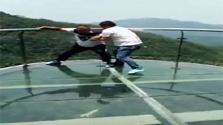 猿创精选 帅锅头次上玻璃栈道 吃瓜群众当场笑抽了 15