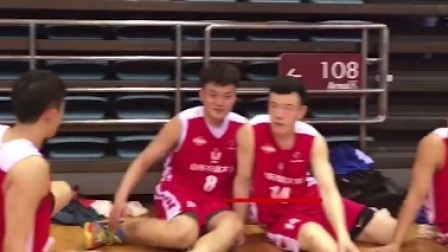 山东农业大学队赢得比赛后，现场做拉伸