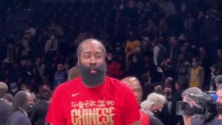 NBA热辣资讯 哈登穿上红色印有中国字的衣服热身！球迷：真是年味十足啊！