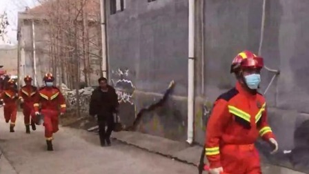 温度计 墙体倒塌七旬老人被埋，消防员徒手扒土救出
