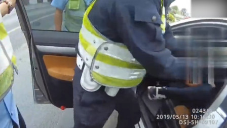 女子开车超速却不服从处罚，脚踹交警，最终移交派出所
