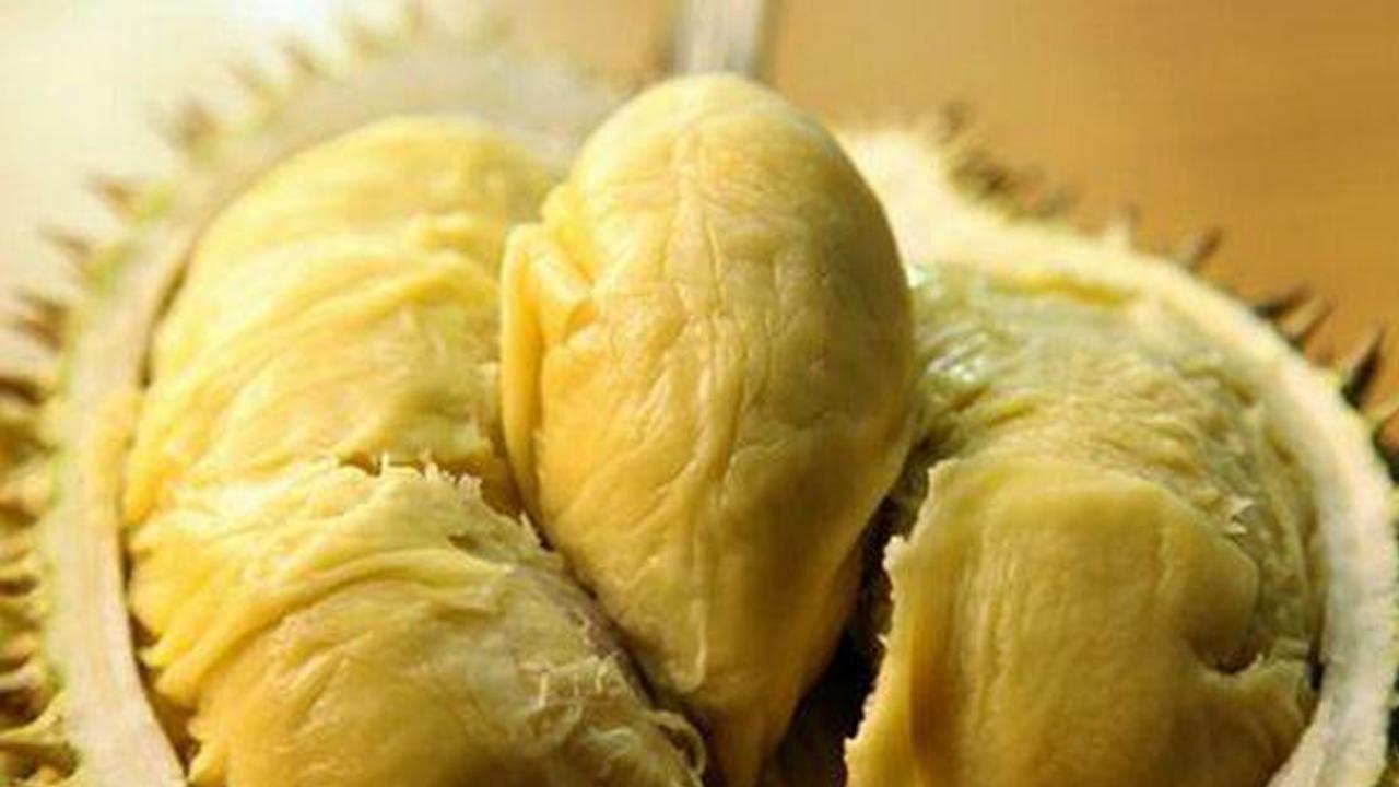 美&middot;食 农村小伙花100块买了个大榴莲，太兴奋，徒手剥榴莲