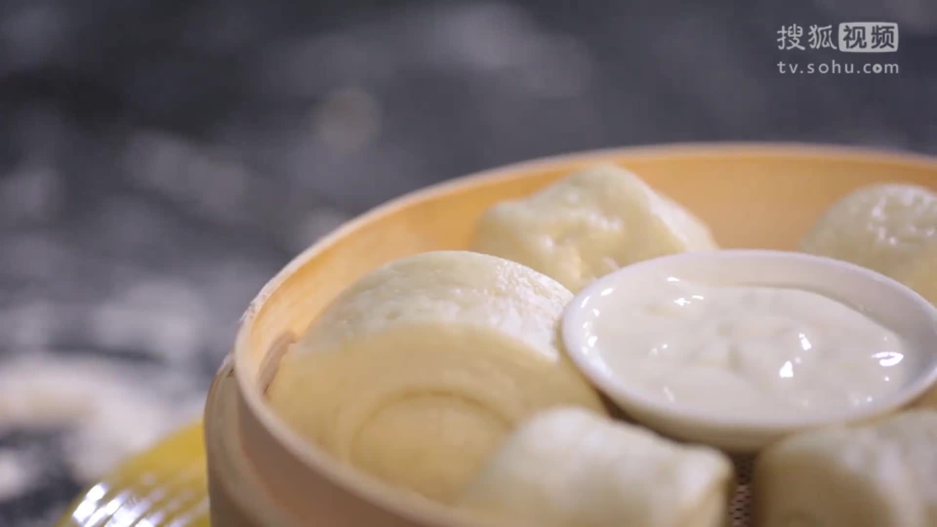 美&middot;食 刀切馒头的制作过程是面食中最简单的，只要掌握这一步，做出的馒头柔韧有劲