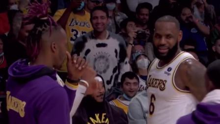 NBA热辣资讯 詹姆斯下场跟队友一一击掌！这一幕看着即将37岁的他真的累！