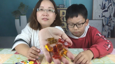 梁小轩和轩妈试吃各种美食 试吃“海洋动物软糖”