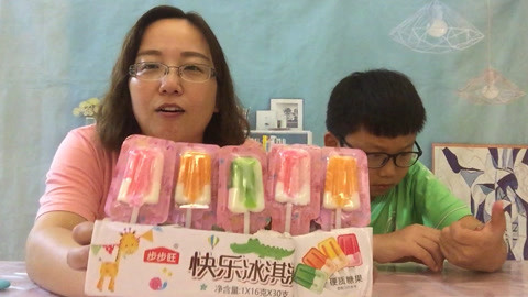 梁小轩和轩妈试吃各种美食 试吃“雪糕硬糖”