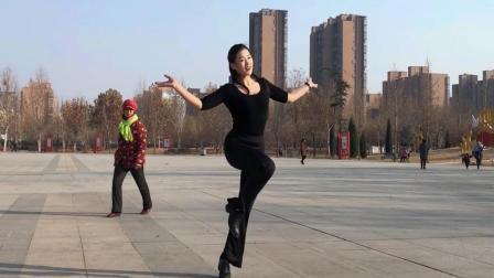 这么大广场一个人还跳出了过年的味道《路过的大娘都点赞》