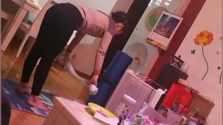 美女宅家健身