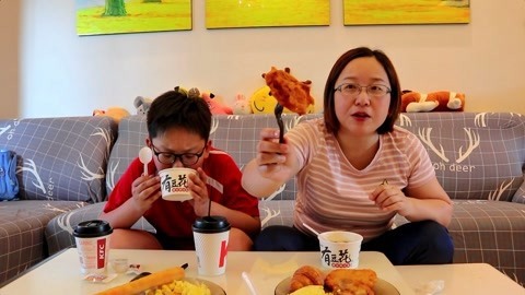 梁小轩和轩妈试吃各种美食 67元的肯德基早餐新品