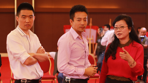 美女CEO化身野蛮女友