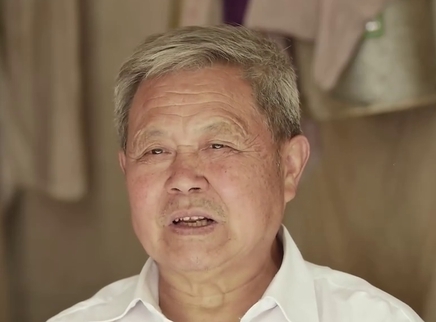 二更视频 大爷火钳烫发，潮得你头上冒烟