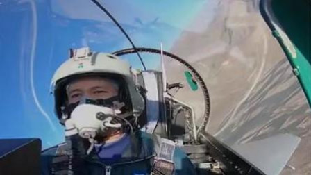 歼10战机猛射地面