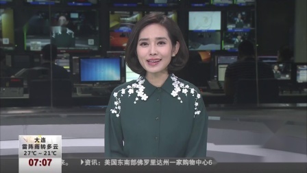 第一时间 婴儿车连人带车下滑  紧急时刻男子截停