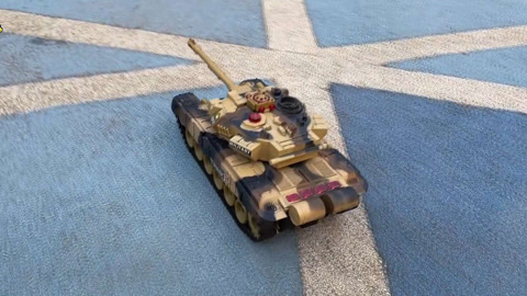 公园发现超酷遥控坦克