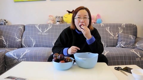 梁小轩和轩妈试吃各种美食 8元买的山竹