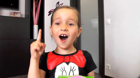 苏菲亚吃美味棒棒糖