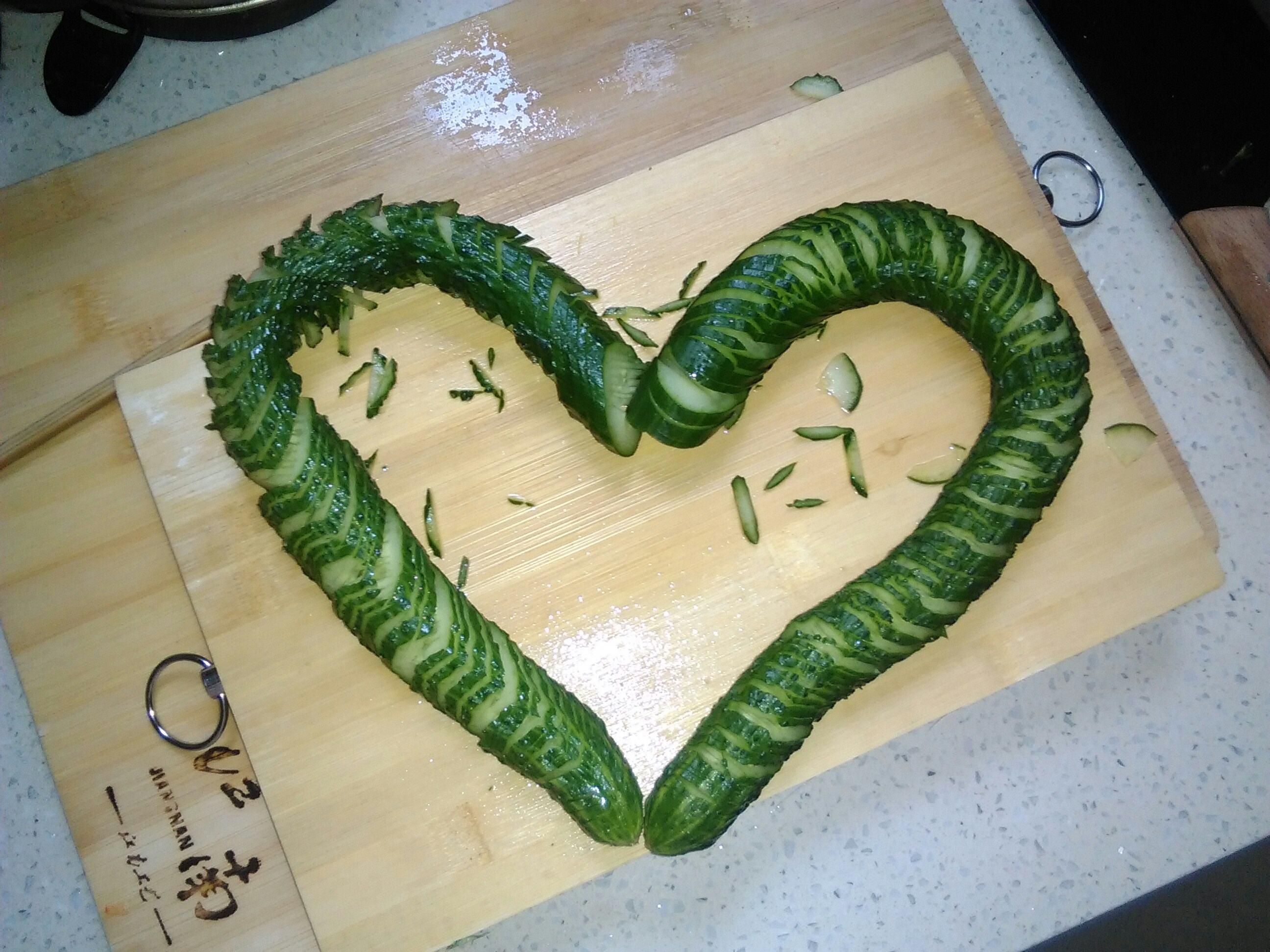 美&middot;食 只需借助这个厨房用具，就能切出有饭桌长的蓑衣黄瓜，这刀工我服