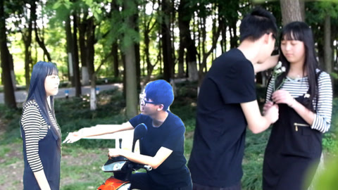 唱罢吹灯 糗！二货唱歌表白姑娘怒了