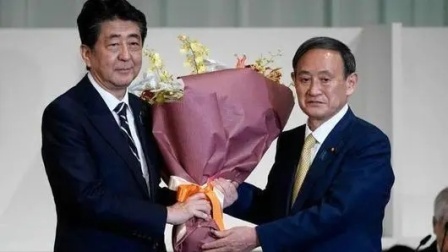 据共同社消息，菅义伟内阁在10月4日上午的临时内阁会议上全体
