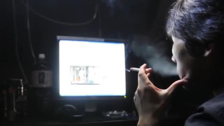 日本青年白天上班，晚上打零工，下班住网吧