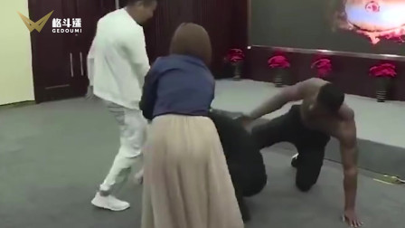 拳手配合大师表演，不料无意把大师压倒在地！尴尬！