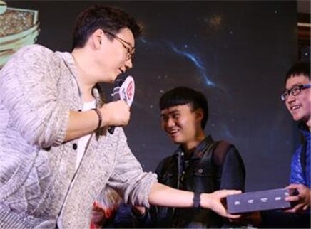 娱乐急先锋 郑淳元携芒果T举办握手会