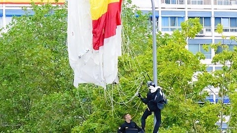 狂飙军情 西班牙士兵跳伞挂电线杆