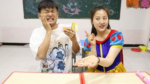 冬冬吃糖果长蛀牙，小小用粘土做假牙套路他，小朋友们少吃甜食哦