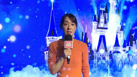 小朋友在认真准备舞台剧