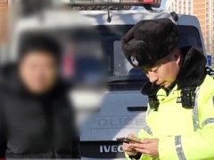 凌晨火灾6人被困 消防破窗救人