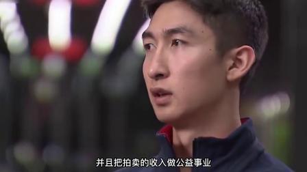 武大靖拍卖冰墩墩做公益，武妈妈一番话破防了