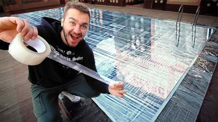 国外小伙用胶带自制“水上蹦床”，嘚瑟瞬间，突然发生了意外！