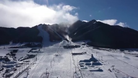 游新疆最暖雪场 看“雪娃”逐梦冰雪