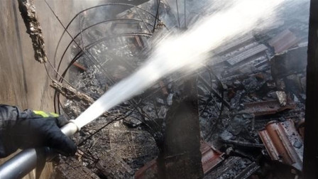 民房着火爷爷欲进屋救孙子 消防员冲进火海救下3人