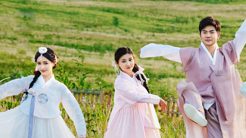 张晓龙斓曦沉浸式挖人参 谢可寅许馨文花袄大貂走秀