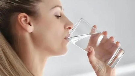 健康之路 清晨空腹喝水的危害大？如何科学饮水？