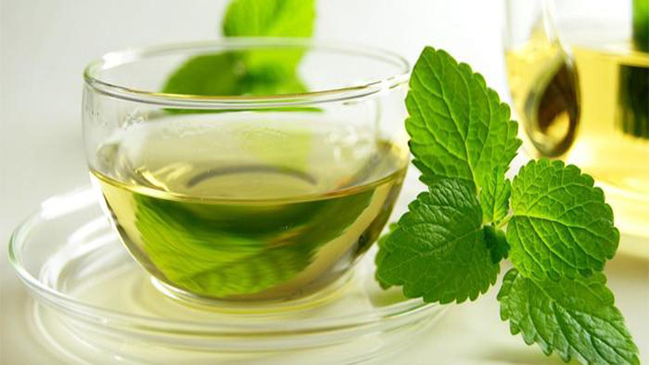 美&middot;食 农村老人采摘新鲜薄荷，自制冰糖薄荷茶，为女儿缓压