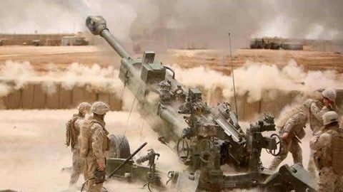 M777型榴弹炮需要多人操作