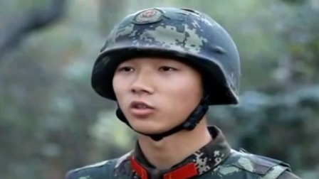 手榴弹实弹投掷 新兵接受硝烟洗礼