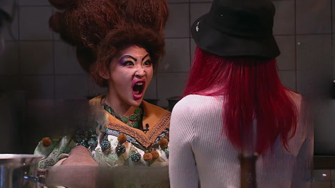 惠英红惊喜现身沉浸式话剧 马昊“索吻”井柏然(三)