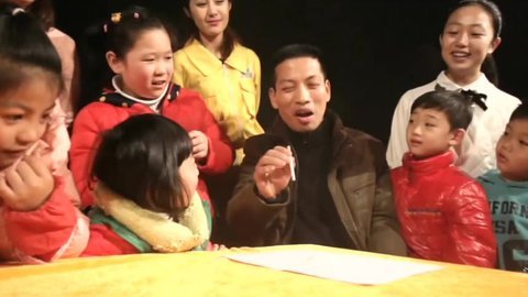 播报多看点 另类过年法 英国夫妇生三对双胞胎
