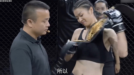 女校男女生格斗精彩片段，这个女子太暴力了！