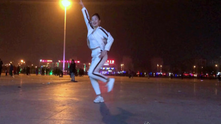 这才叫真正的尬舞《跳大神》不专业但很敬业哦