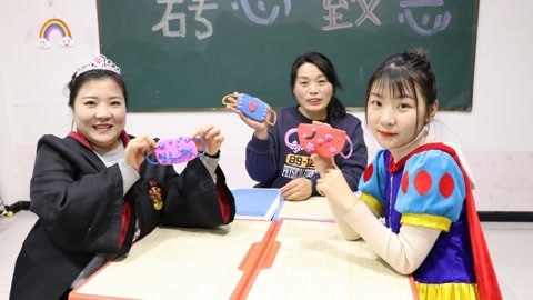 美女家务事 老师和同学们用粘土做口罩，没想小晴的口罩还能养鱼，太好看了